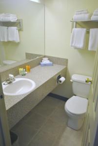 Um banheiro em Wheatland Hotel