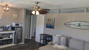 Una sala de estar con un sofá y una cocina. en Cozy B- condo in charming Corpus Christi with WiFi, AC near Laguna Madre, en Corpus Christi