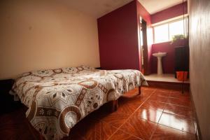 - une chambre avec un lit dans une pièce dotée d'une fenêtre dans l'établissement HOTEL DANIELA 2, à Cuetzalán del Progreso