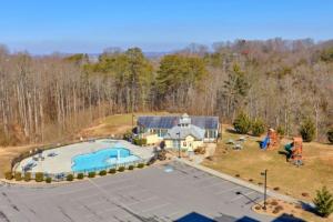 una vista aérea de una casa con piscina en Luxury Condo, Sleeps 6, 3.2 Miles to Dollywood en Pigeon Forge