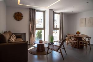 uma sala de estar com um sofá e uma mesa em Remvi apartments em Agios Nikolaos