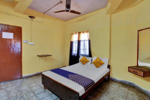 Tempat tidur dalam kamar di OYO Hotel Ujjwal
