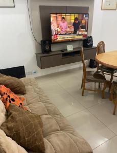 Una sala de estar con un sofá y un televisor. en Deptos John Vargas, en Guaymallén