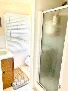 A bathroom at Seaside Fishing Retreat in Peaceful Village