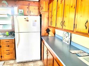 A kitchen or kitchenette at Seaside Fishing Retreat in Peaceful Village