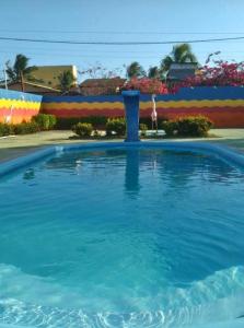 ein großer blauer Pool in einem Resort in der Unterkunft Pousada Praia Dos Coqueiros in Conde