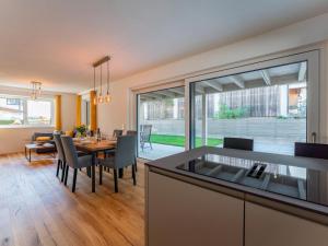 kuchnia i jadalnia ze stołem i krzesłami w obiekcie Ferienwohnung Emilia w mieście Niedernsill