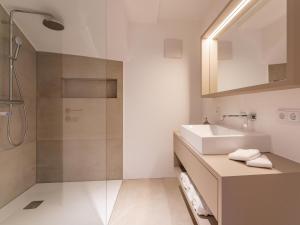 een badkamer met een wastafel en een douche bij Ferienwohnung Emilia in Niedernsill