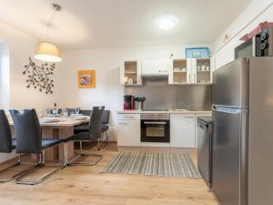 uma cozinha e sala de jantar com uma mesa e um frigorífico em Conny em Maria Alm am Steinernen Meer