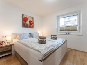 um quarto com uma cama grande e uma janela em Conny em Maria Alm am Steinernen Meer