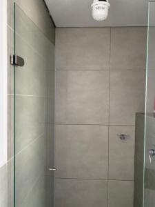 eine Dusche mit Glastür im Bad in der Unterkunft Excelente nuevo Apartaestudio in Popayan