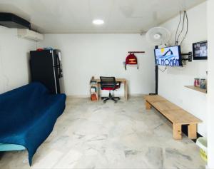 Televízia a/alebo spoločenská miestnosť v ubytovaní Hostal El Mohan