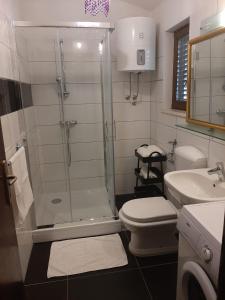 Kúpeľňa v ubytovaní Family friendly seaside apartments Rogoznica - 2010 + 22 fotografií