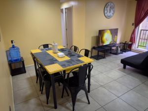 uma sala de jantar com uma mesa e cadeiras numa sala de estar em Departamento céntrico con estacionamiento em Concepción