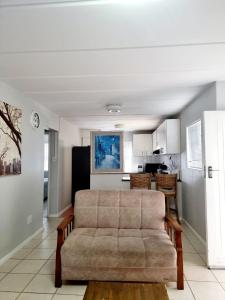 En sittgrupp på Beautiful 2 Bedroom Self Catering Apartment a home away from home