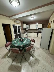 een keuken met een tafel en stoelen in een kamer bij Duplex Paraíso in Villa Nueva