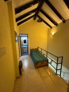 una camera con un letto in una stanza con forno a microonde di Duplex Paraíso a Villa Nueva