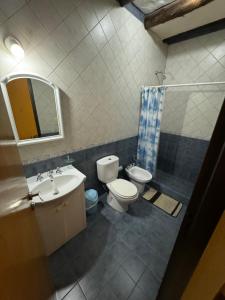 Un baño con inodoro, lavabo y ducha. en Duplex Paraiso, en Villa Nueva