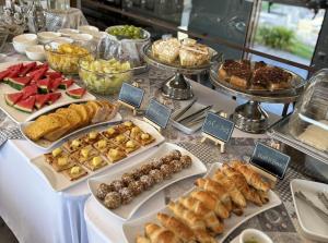 un buffet con muchos tipos diferentes de pan y repostería en Cava Colchagua Hotel Boutique, en Santa Cruz