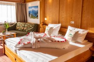 a bedroom with a bed in a room at Gasthaus-Pension Seeklause in Ramsau