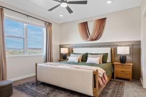 een slaapkamer met een bed en een raam bij Southern Solace condo in St. George