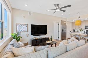 een woonkamer met een grote bank en een flatscreen-tv bij Southern Solace condo in St. George