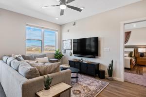 een woonkamer met een bank en een flatscreen-tv bij Southern Solace condo in St. George +51 foto's