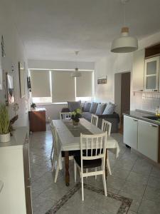 eine Küche und ein Wohnzimmer mit einem Tisch und Stühlen in der Unterkunft Apartments with a parking space Zivogosce - Blato, Makarska - 22253 in Podgora