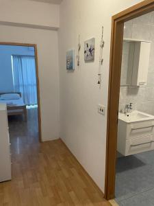 ein Bad mit einem Waschbecken und einem Spiegel in der Unterkunft Apartments with a parking space Zivogosce - Blato, Makarska - 22253 in Podgora