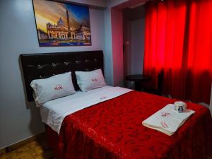 sypialnia z łóżkiem z dwoma ręcznikami w obiekcie Hostal Paris w mieście Lima