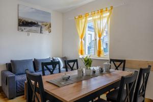 Un comedor con una mesa y un sofá. en Apartments with parking space Vir - 22682, en Vir