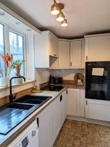 Kitchen o kitchenette sa Beautiful 2 BR home close to the city