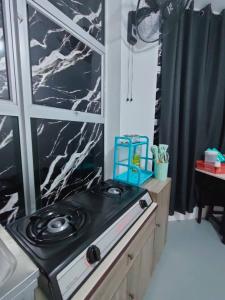 uma cozinha com uma placa de fogão num quarto em D'Aqiela Gayang Homestay em Tuaran