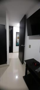 une chambre avec une porte noire et une table noire dans l'établissement RentafrankitoS Ibagué TOP, à Ibagué