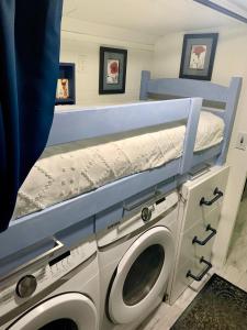 En eller flere senge i et værelse på Sleek, Modern, Pet Friendly Custom Tour Bus! + 28 billeder