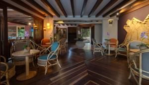 a restaurant with tables and chairs in a room at Sazagua Hotel Boutique in Pereira