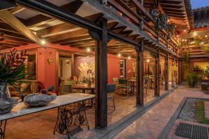 Sazagua Hotel Boutique في بيريرا: فناء في الهواء الطلق مع طاولة وكراسي