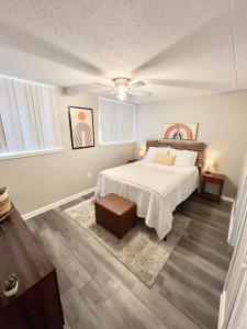 um quarto com uma cama com uma colcha branca em Wondrous Waterfront Condo w/ Pool & Washer/Dryer em Fort Walton Beach