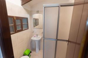 uma pequena casa de banho com lavatório e WC em Imaynalla em Sucre