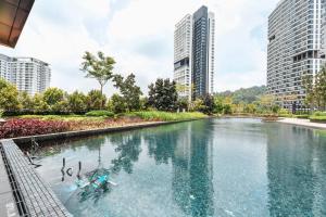 een zwembad in een stad met hoge gebouwen bij KL East Mall@TheRidge-Netflix-Stylish-MountainView in Kuala Lumpur