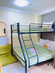 Postel nebo postele na pokoji v ubytování Pineview Haven in Baguio