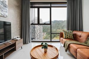 - un salon avec un canapé et une table dans l'établissement KL East Mall@TheRidge-Netflix-Stylish-MountainView, à Kuala Lumpur