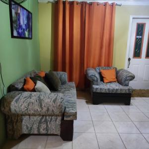 Зона вітальні в Gables Vacation Rentals with Private Gated Parking Onsite
