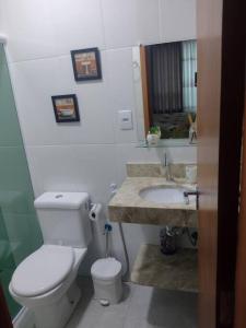 een badkamer met een toilet en een wastafel bij Flat Espetacular Recanto de Minas in São Lourenço