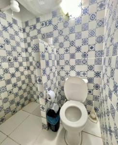 ein Bad mit einem WC und einer blau-weißen Wand in der Unterkunft Pousada Cafe e Mar Jeri in Jericoacoara