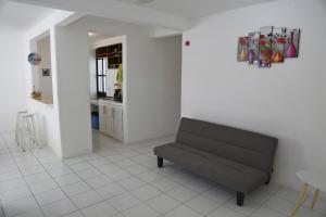 a living room with a couch and a kitchen at Casa completa a 5 minutos de la playa en Crucecita Huatulco in Santa Cruz Huatulco