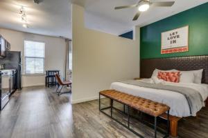 um quarto com uma cama com uma parede verde em Spacious CozySuites on I-35 w pool and parking #05 em Pflugerville