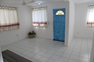 a room with a blue door and a tile floor at Casa completa a 5 minutos de la playa en Crucecita Huatulco in Santa Cruz Huatulco