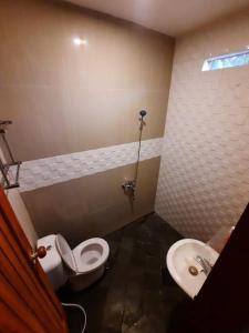 łazienka z toaletą i umywalką w obiekcie Villa As-salam, Kadungora, Garut w mieście Garut