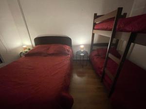 1 Schlafzimmer mit 2 Etagenbetten in einem Zimmer in der Unterkunft Hostal EntreOrientes in Viña del Mar